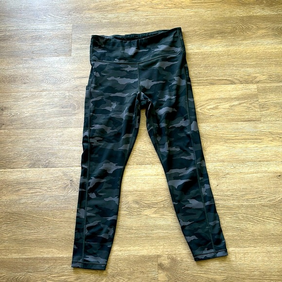 Athleta Ultimate Camo 7/8 leggings. Size M. - Picture 2 of 10